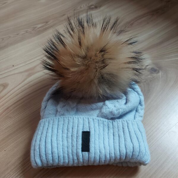 Czapka damska z NATURALNYM pomponem JENOT błękit